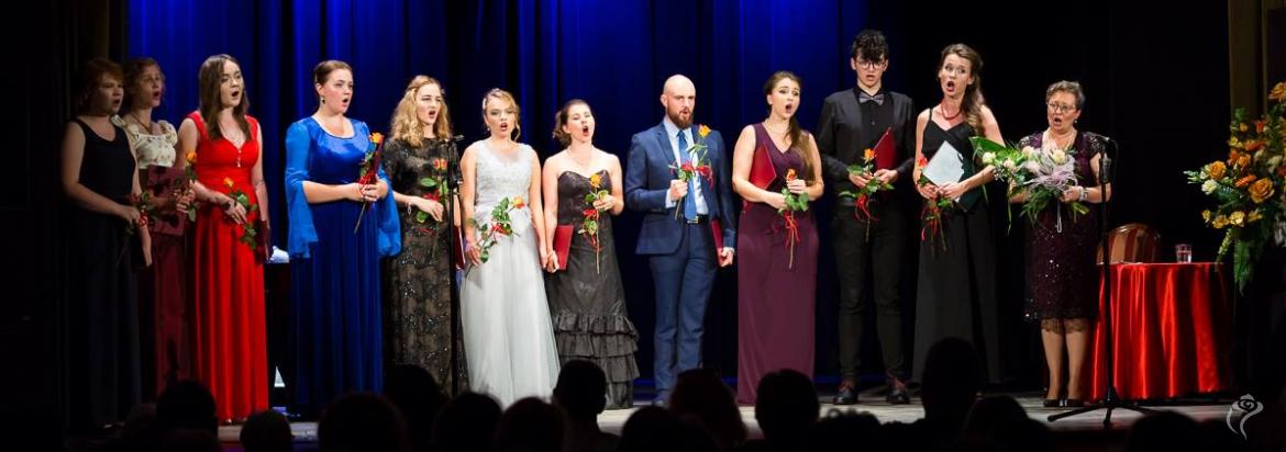 Grupa wokalistów podczas Mistrzowskich Warsztatów Wokalnych