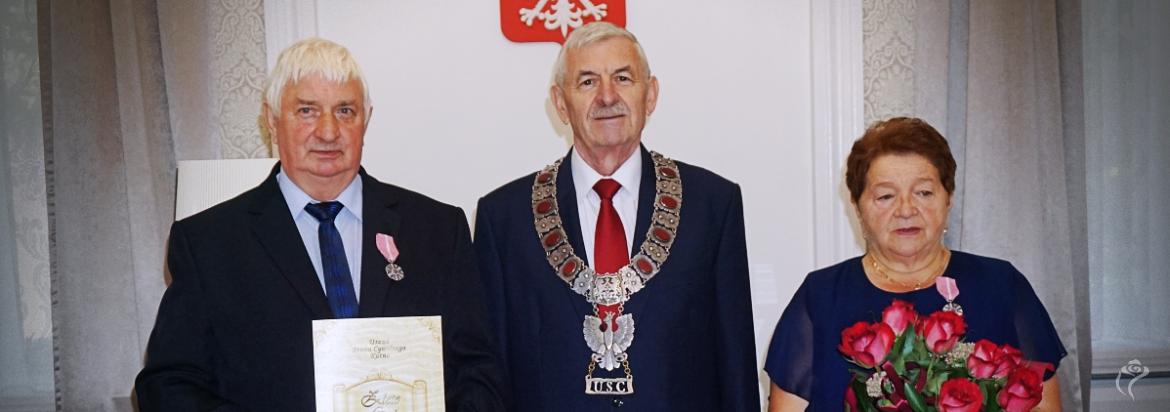 Jubileusze małżeńskie, na zdjęciu widać trzy osoby
