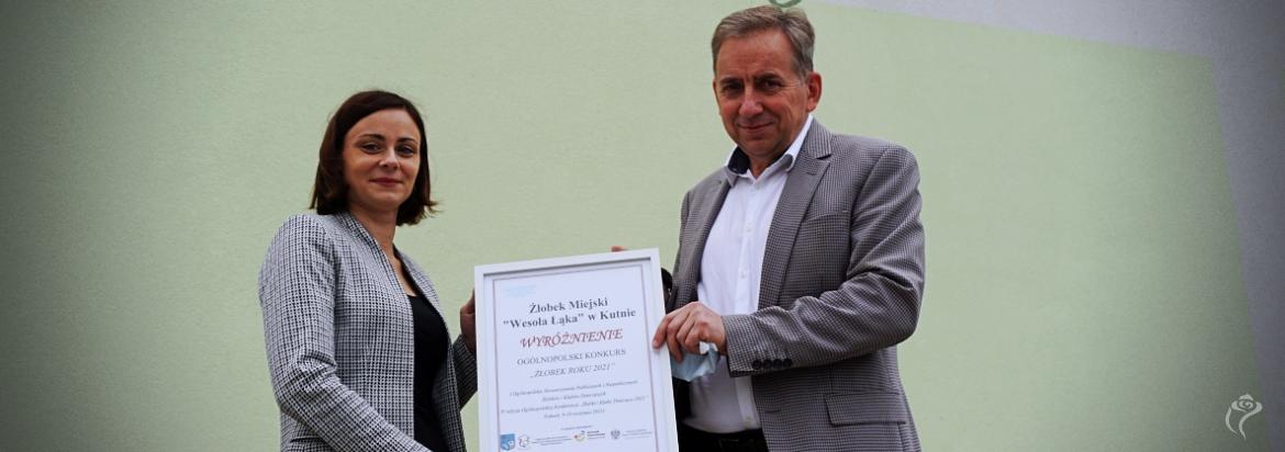 Dyrektor żłobka i zastępca prezydenta Kutna prezentują Wyróżnienie dla Żłobka Wesoła Łąka