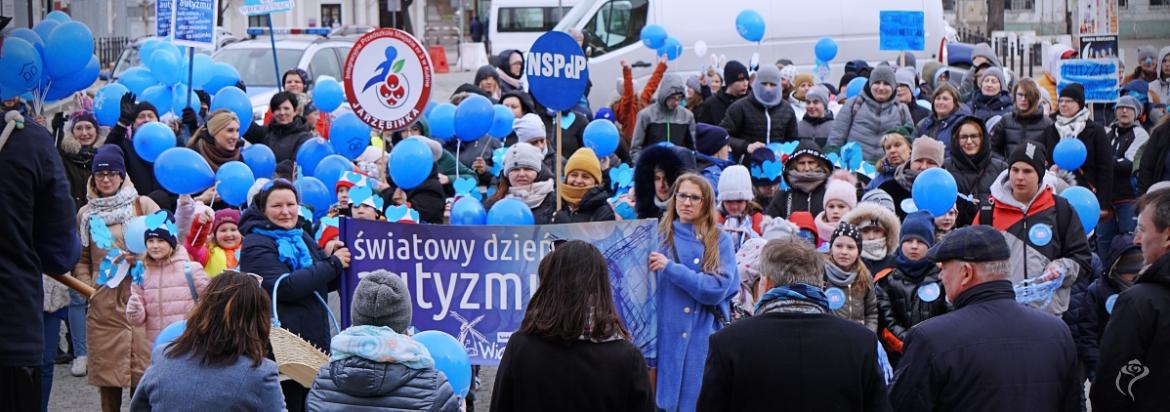 Niebieski Marsz zatrzymał się przed budynkiem UM Kutno