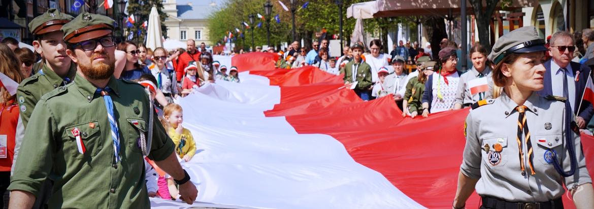 Kutnianie wspólnie z harcerzami ponieśli 100-metrową flagę