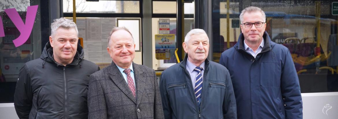 Prezydent Kutna Zbigniew Burzyński, Jacek Boczkaja, Mariusz Sikora i Jacek Sikora prezentują zniżki wynikające z Karty Mieszkańca
