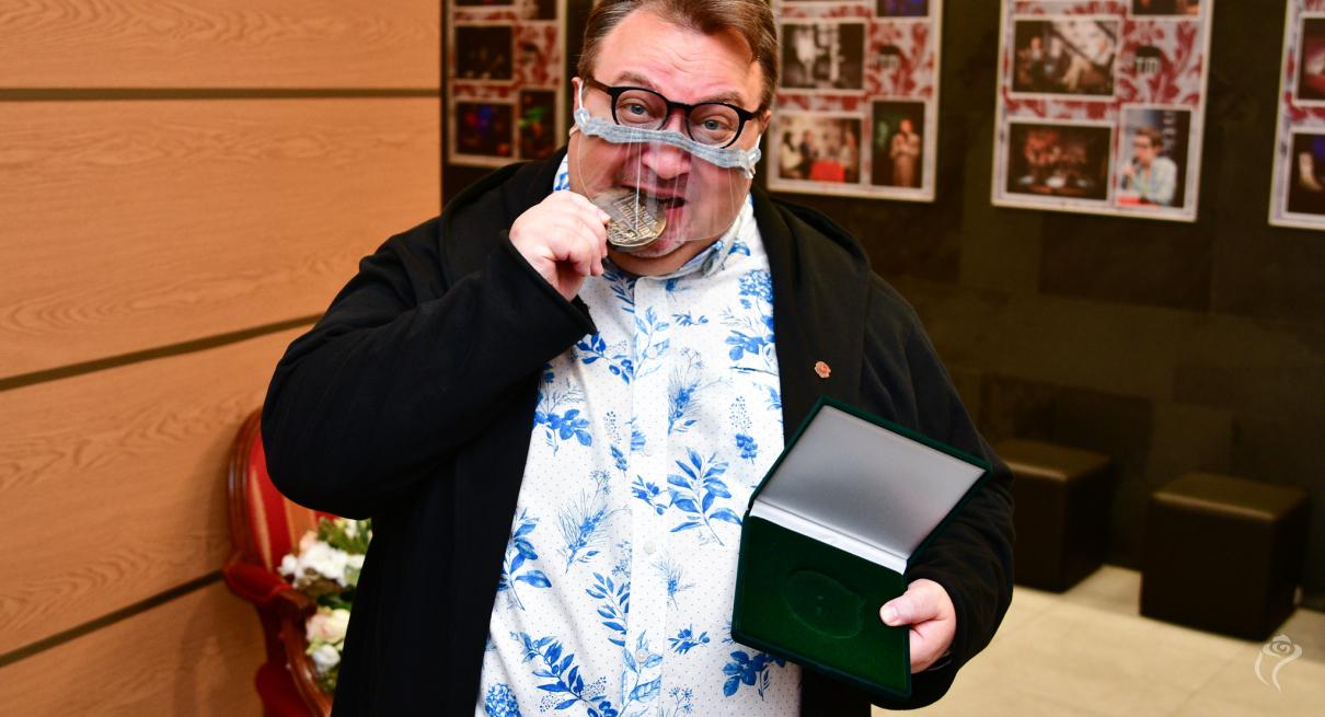Krzysztof Ryzlak trzymający medal za zasługi dla kutnowskiej kultury