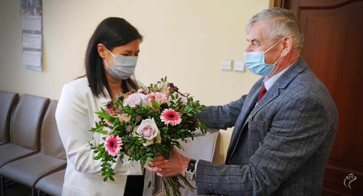 Na zdjęciu widać Prezydenta Zbigniewa Burzyńskiego i mamę Olka Klembalskiego