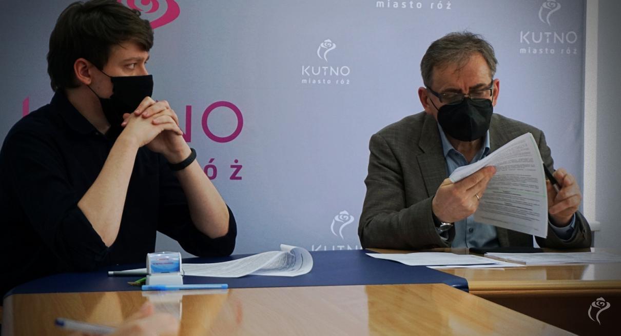 Na zdjęciu widać dwie osoby