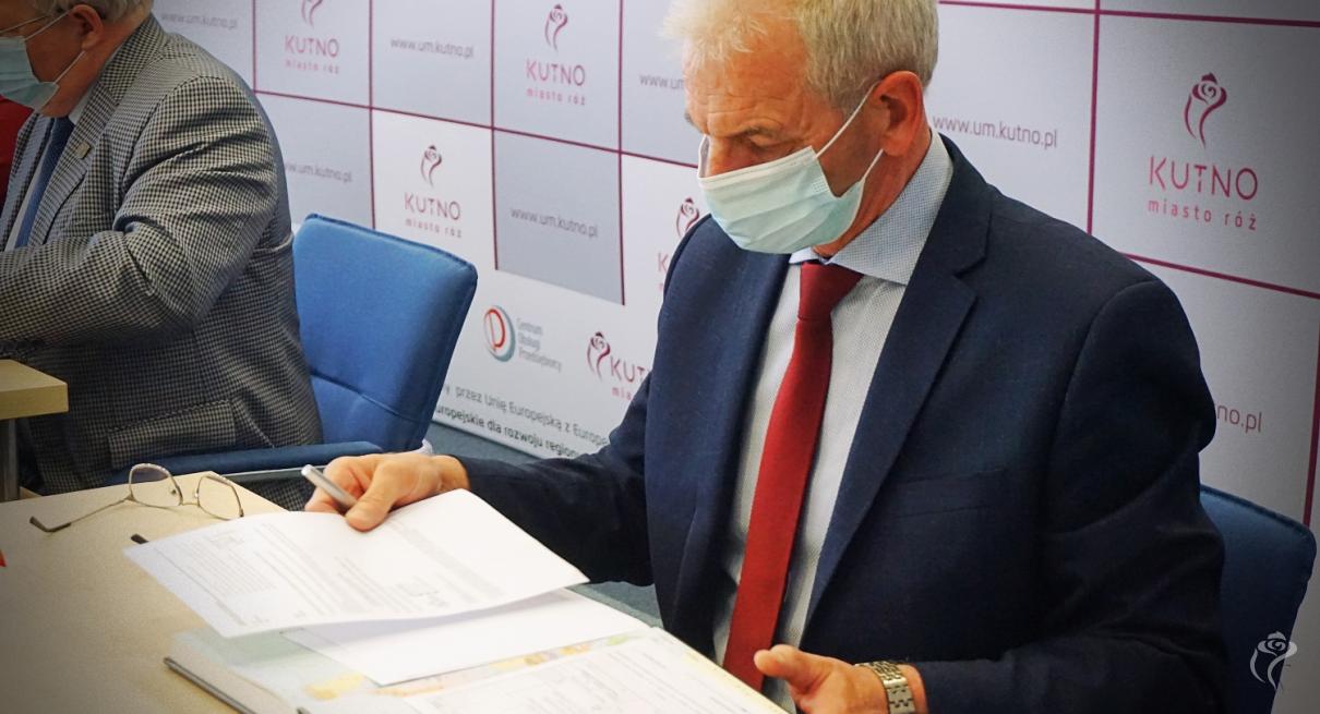 Na zdjęciu widać jedną osobę przeglądającą sprawozdania