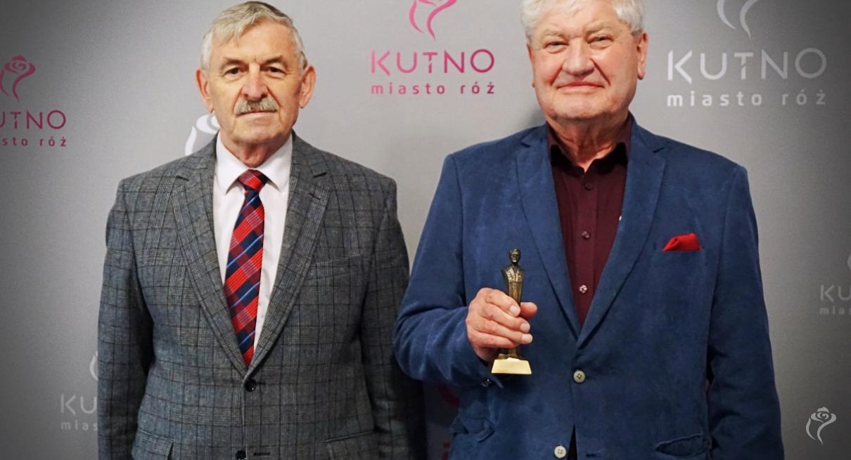 Na zdjęciu widać dwie osoby uśmiechnięte
