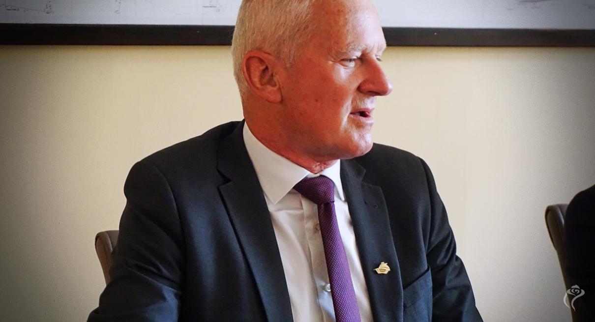 Na zdjęciu widać jedną osobę siedzącą przy stole