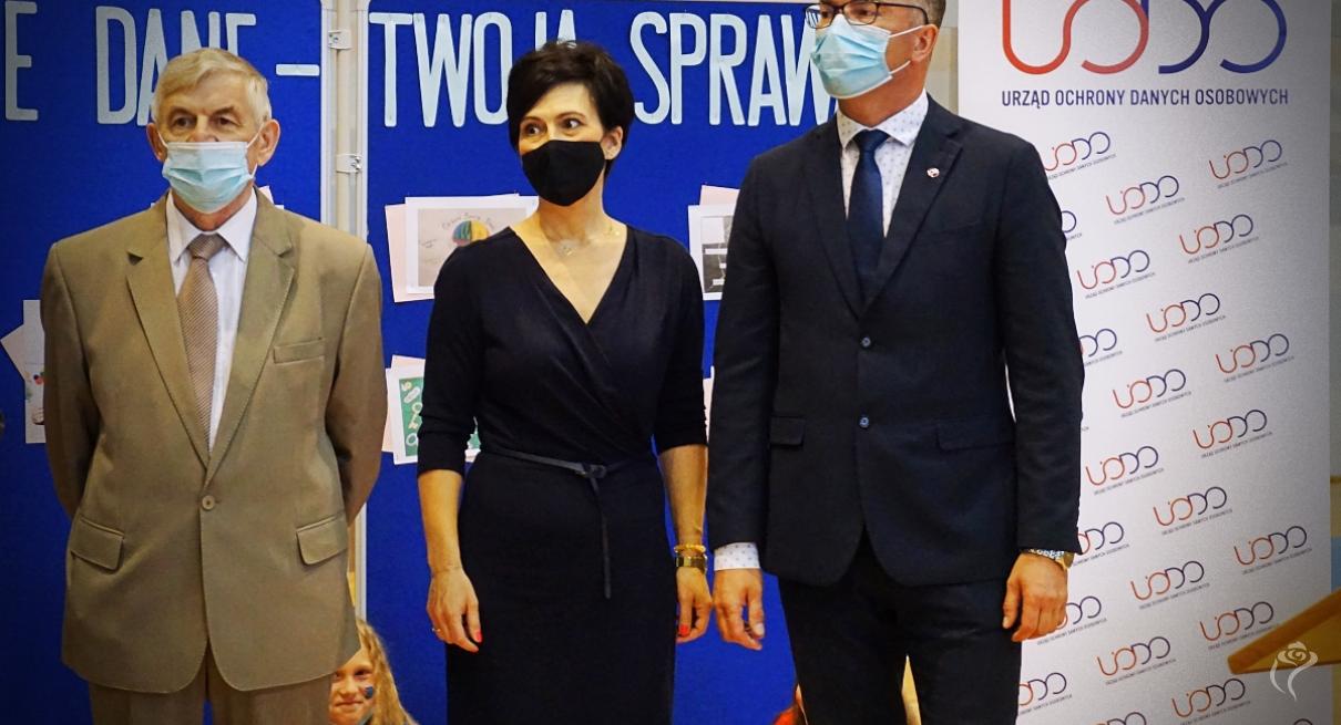 Na zdjęciu widać stojące trzy osoby