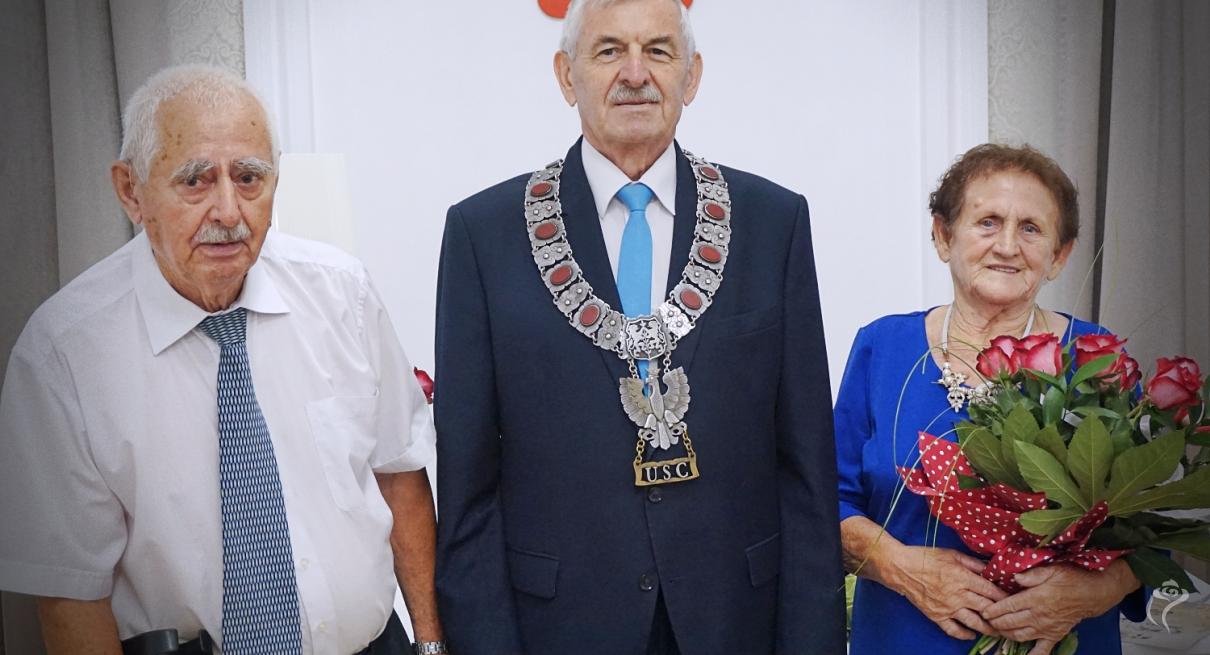 Na zdjęciu widać trzy osoby pozujące do zdjęcia