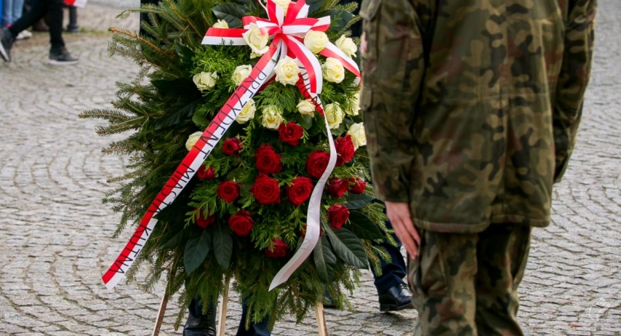 Delegacja składa kwiaty przy pomniku