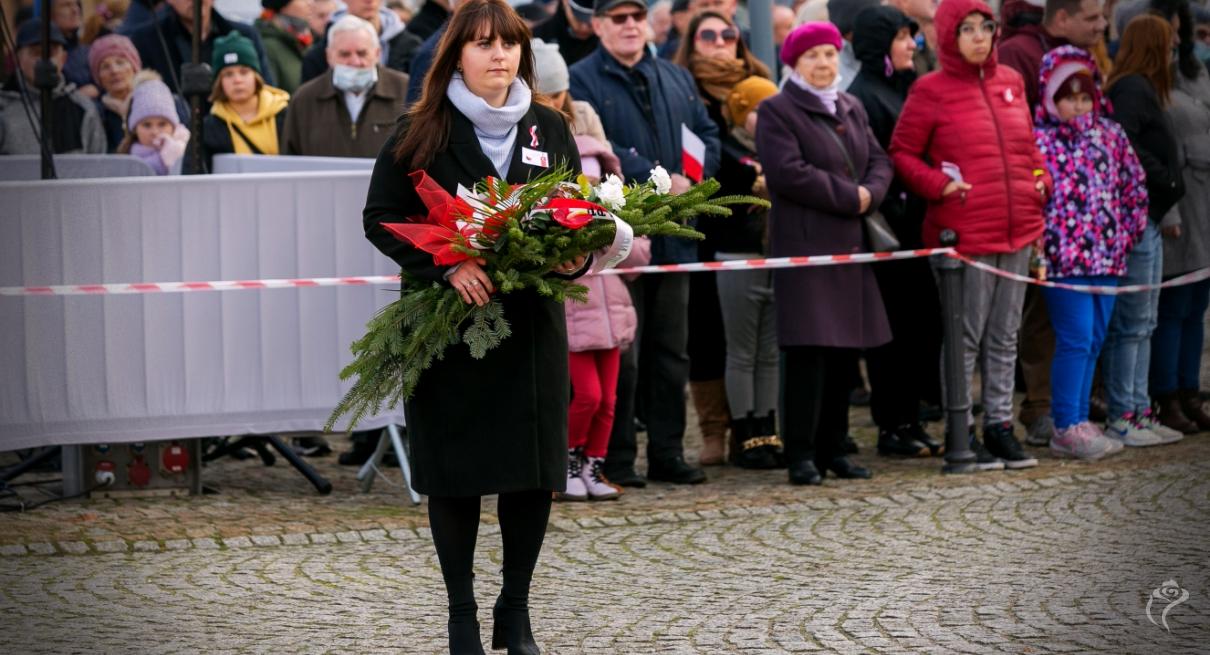 Delegacja składa kwiaty przy pomniku