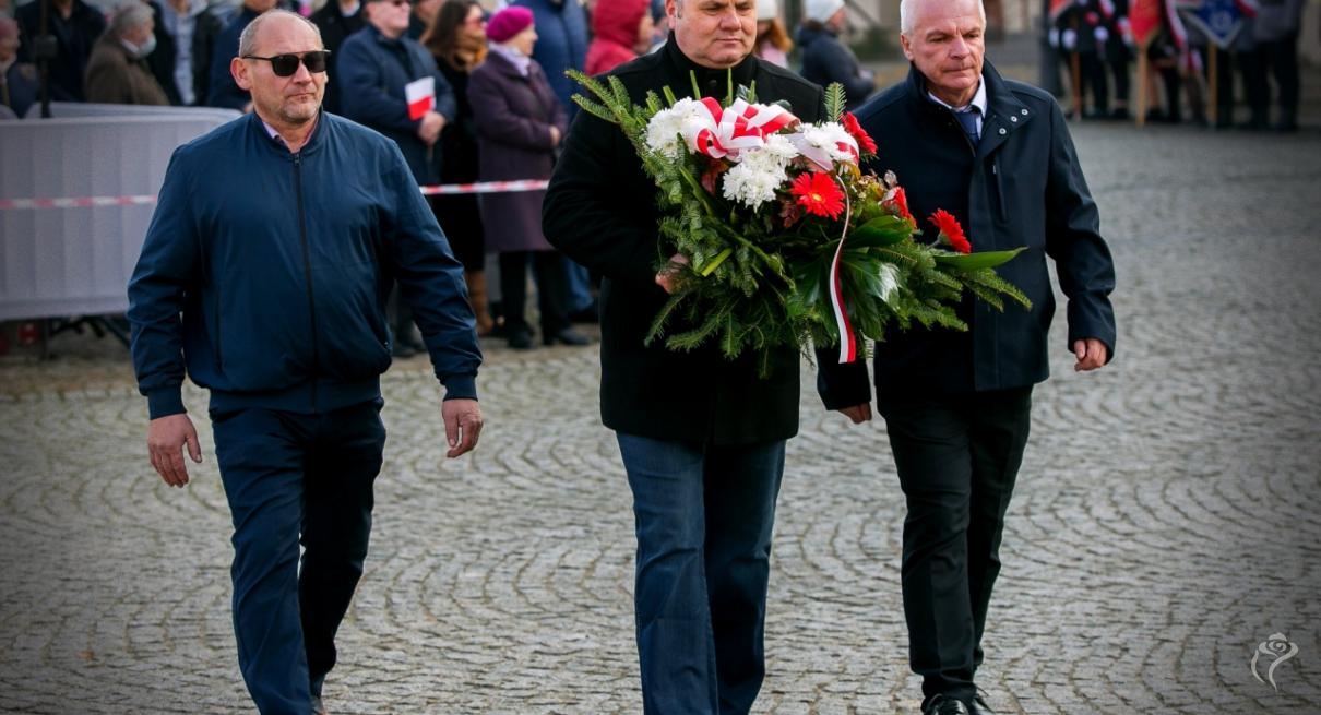 Delegacja składa kwiaty przy pomniku