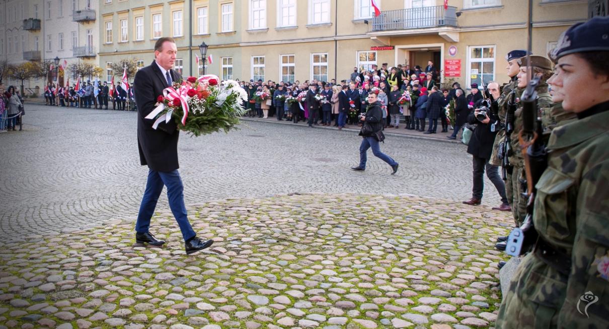 Delegacja składa kwiaty przy pomniku