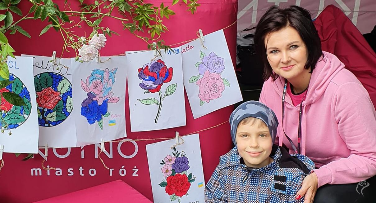 Plenerowe stoisko urzędu miasta podczas Pikniku Wśród Róż