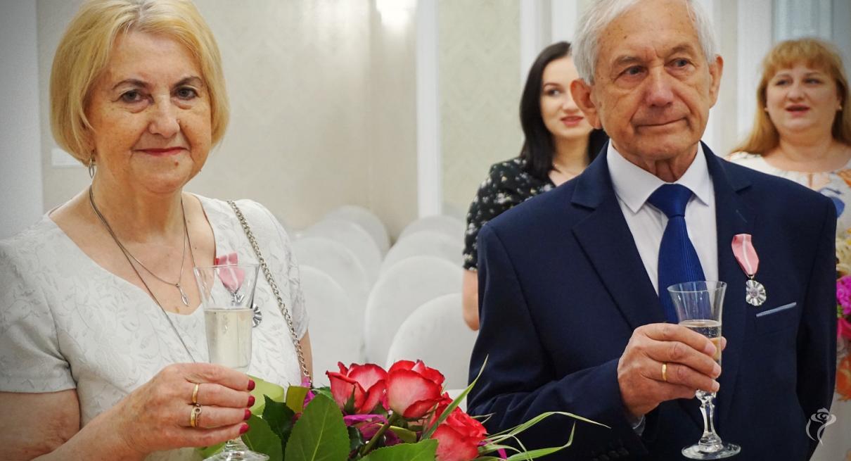 Prezydent Burzyński wręcza odznaczenia za długoletnie pożycie małżeńskie