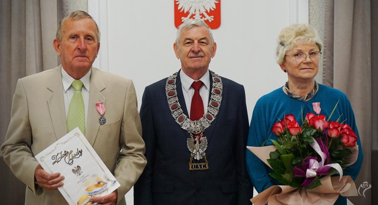 Prezydent Burzyński wręcza odznaczenia za długoletnie pożycie małżeńskie