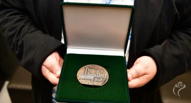 Krzysztof Ryzlak trzymający medal za zasługi dla kutnowskiej kultury