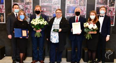 Krzysztof Ryzlak trzymający medal za zasługi dla kutnowskiej kultury