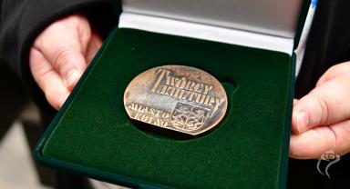 Krzysztof Ryzlak trzymający medal za zasługi dla kutnowskiej kultury