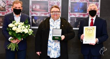 Krzysztof Ryzlak trzymający medal za zasługi dla kutnowskiej kultury. 