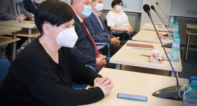 Na zdjęciu widać cztery siedzące osoby
