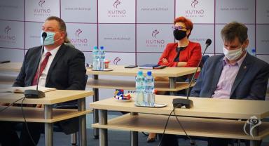 Na zdjęciu widać trzy osoby słuchające sprawozdania