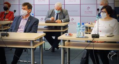 Na zdjęciu widać pięć osób słuchających sprawozdania