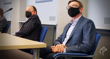 Na zdjęciu widać dwie osoby patrzące na prezentację