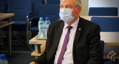 Na zdjęciu widać jedną osobę słuchającą sprawozdania