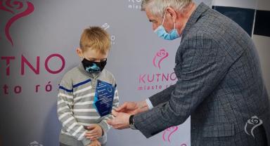 Na zdjęciu Prezydent Kutna wręcza nagrodę Kacprowi Kubiakowi