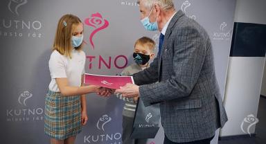 Na zdjęciu Prezydent Zbigniew Burzyński wręcza nagrodę Blance Gens