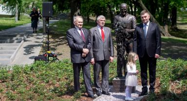 Zdjęcie z uroczystości odsłonięcia pomnika Bolesława Wituszyńskiego