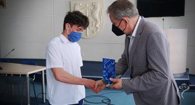 Na zdjęciu widać Zastępcę Prezydenta wręczającego nagrodę