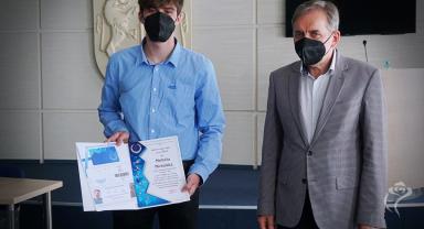 Na zdjęciu widać Zastępcę Prezydenta wręczającego nagrodę