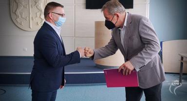 Na zdjęciu widać Zastępcę Prezydenta wręczającego nagrodę