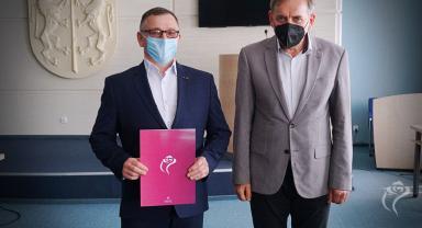 Na zdjęciu widać Zastępcę Prezydenta wręczającego nagrodę