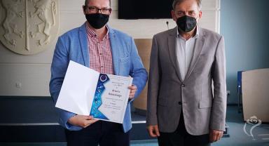 Na zdjęciu widać Zastępcę Prezydenta wręczającego nagrodę