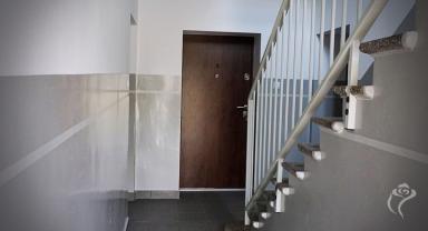 Na zdjęciu widać klatkę schodową kamienicy