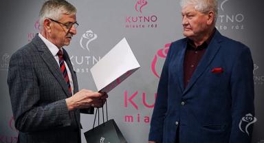Na zdjęciu widać dwie osoby, jedna czyta