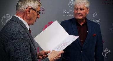 Na zdjęciu widać dwie osoby, jedna czyta
