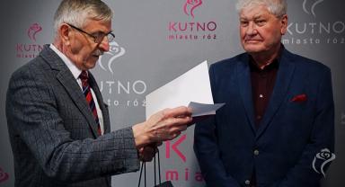 Na zdjęciu widać dwie osoby, jedna czyta