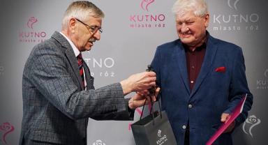 Na zdjęciu widać Prezydenta Kutna wręczającego nagrodę profesorowi Malinowskiemu