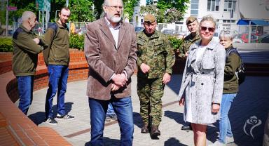 Na zdjęciu widać siedem osób