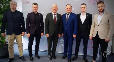 Na zdjęciu widać sześć osób stojących obok siebie