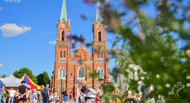 Dzieci bawiące się na Placu Wolności