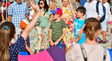 Dzieci bawiące się na Placu Wolności