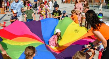 Dzieci bawiące się na Placu Wolności