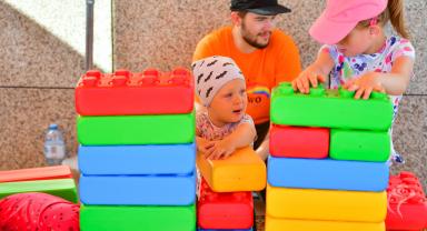 Dzieci bawiące się na Placu Wolności