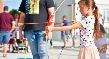 Dzieci bawiące się na Placu Wolności